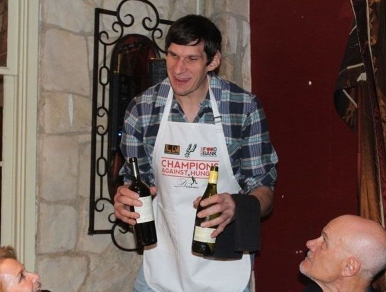 PHOTO: Boban's gigantic hands make wine bottles look miniature