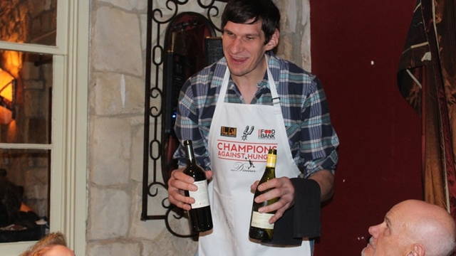 PHOTO: Boban's gigantic hands make wine bottles look miniature