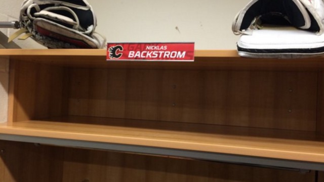 PHOTO: Flames whiff on new goalie Backstrom's nameplate