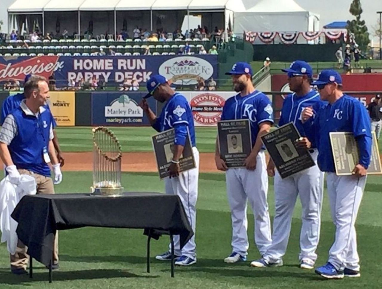 Royals receive World Series rings in pregame ceremony