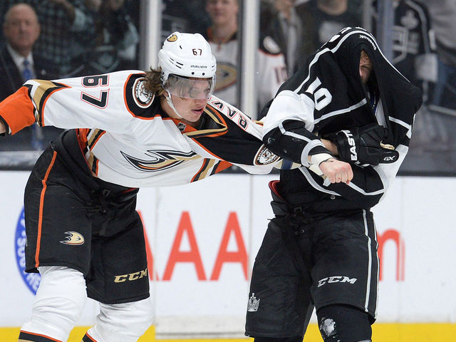 Kings' Versteeg injured in loss to rival Ducks