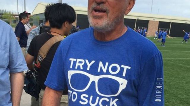 Busch Stadium bans Maddon's 'Try not to suck' T-shirts