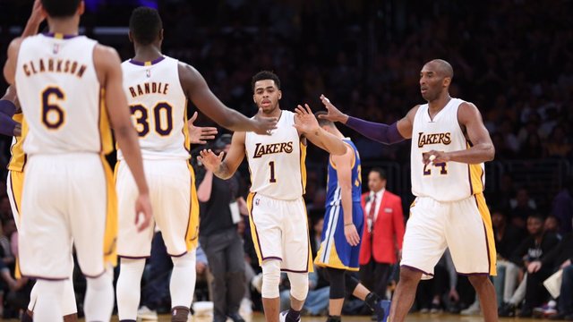 Lakers make history with stunning upset of Warriors
