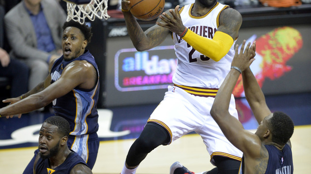 LeBron passes Havlicek for 13th on all-time scoring list with emphatic dunk