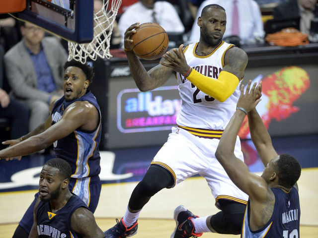 LeBron passes Havlicek for 13th on all-time scoring list with emphatic dunk