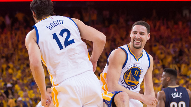 VIDEO: Bogut hikes ball to Thompson football-style