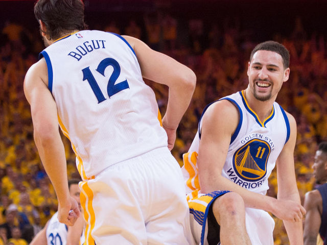 VIDEO: Bogut hikes ball to Thompson football-style
