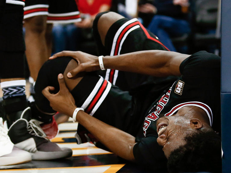 Bulls say no structural damage to Butler's knee | theScore.com