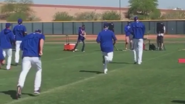 VIDEO: Guitarist playing AC/DC helps Cubs get loose