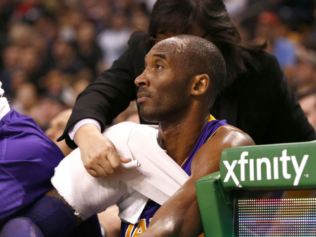Kobe Bryant sits 2nd straight game due to shoulder soreness