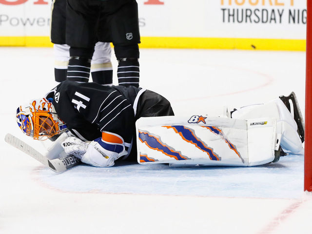 Islanders' Halak leaves with injury but wins 200th