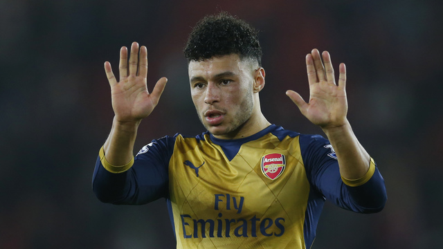 Report: Arsenal's Oxlade-Chamberlain wards off City advances