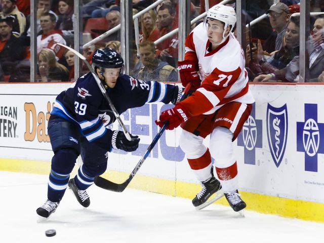 Larkin becomes 1st Red Wings rookie to score 20 goals since Zetterberg