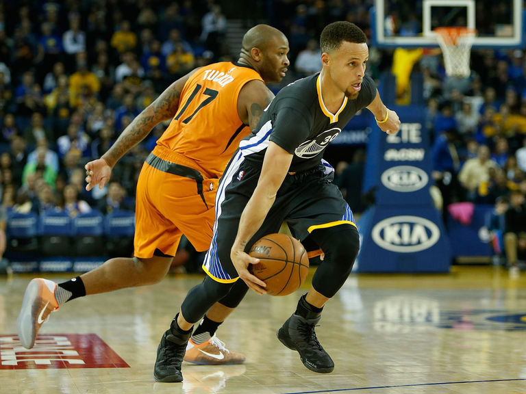 Warriors dominate 4th quarter against Suns to collect 48th straight