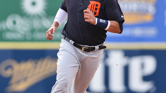 Victor Martinez suffers mild hamstring strain