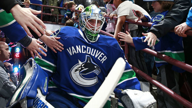 VIDEO: Canucks' Markstrom robs Jets' Postma with huge glove save