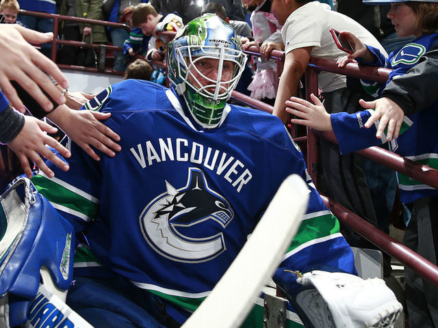 VIDEO: Canucks' Markstrom robs Jets' Postma with huge glove save