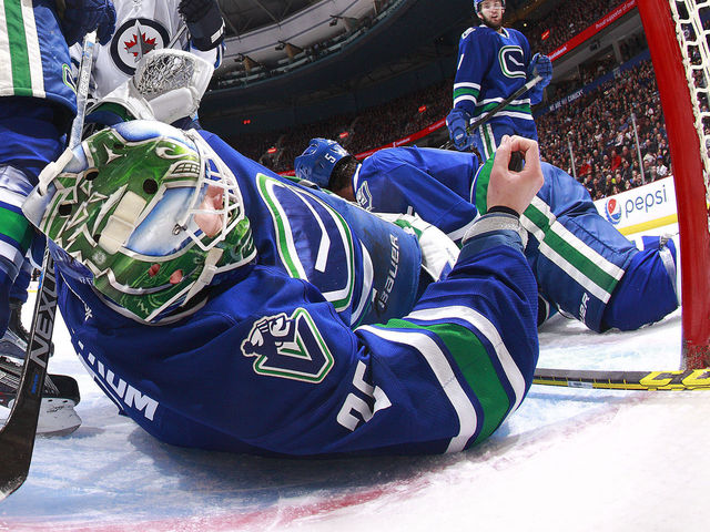 VIDEO: Canucks' Markstrom saves goal with bare hand