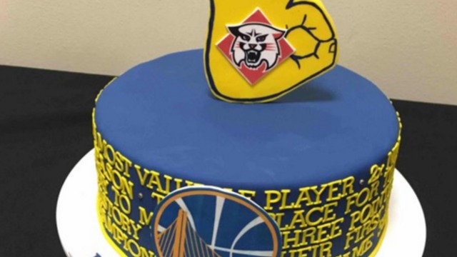 Steph Curry receives Warriors-themed birthday cake