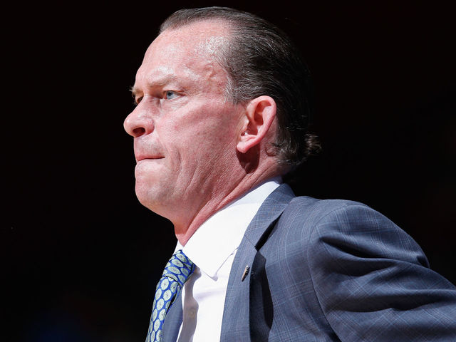 VIDEO: Florida Gulf Coast coach sweating profusely despite huge lead