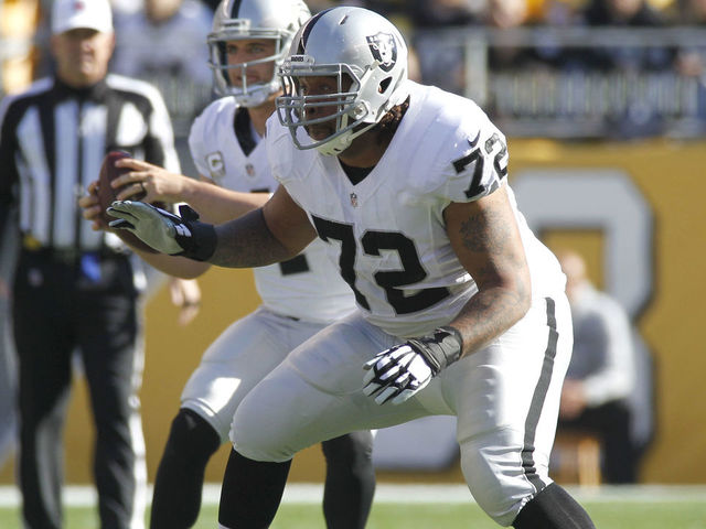 Raiders' Penn ends holdout, reports to practice