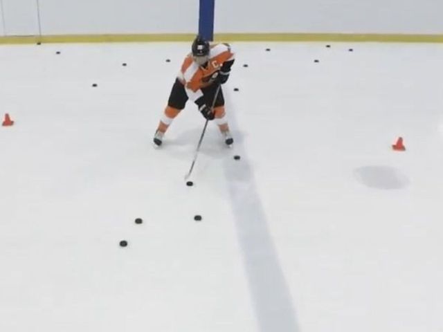 VIDEO: Giroux shows off magic hands in Frogger-like stickhandling challenge