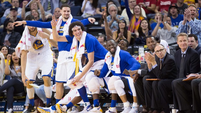 Warriors obliterate Knicks for 50th straight regular-season home win