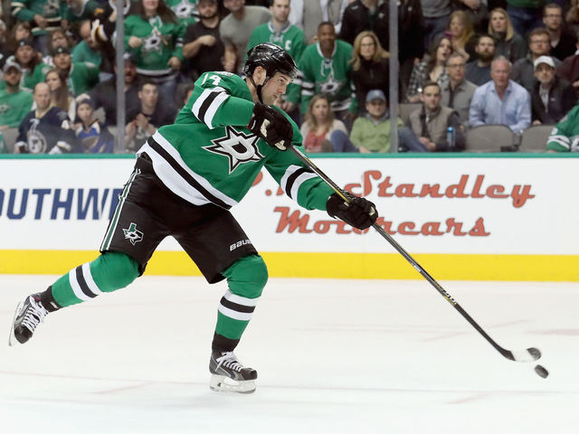 Benn drives home 2 goals as Stars top Lightning