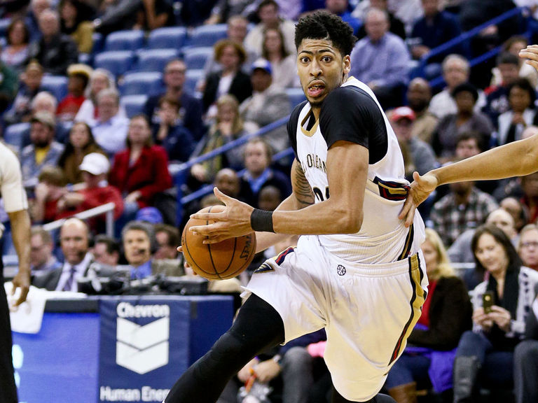 Anthony Davis suffers left knee injury in loss to Blazers.