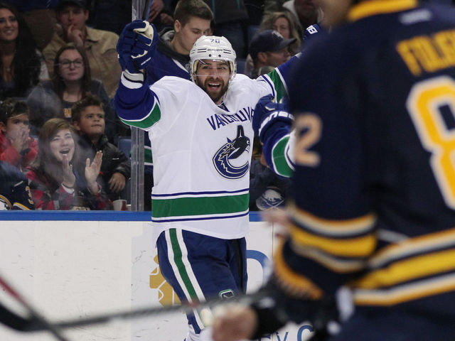 Canucks summon exiled Higgins