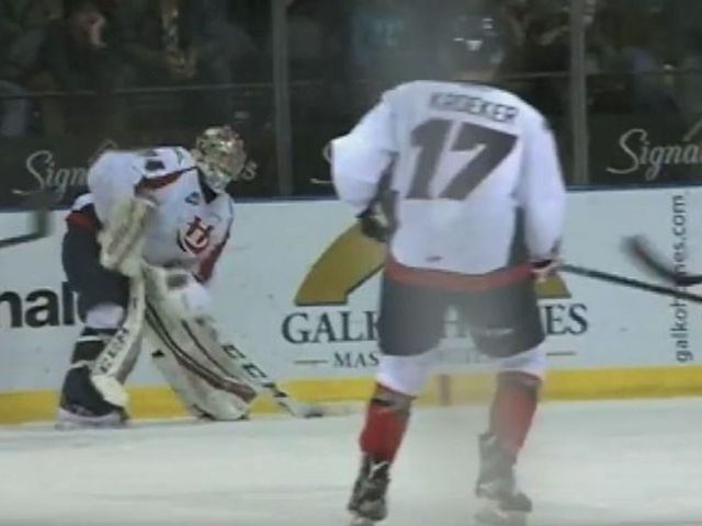 VIDEO: WHL goalie scores from behind his own net