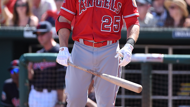 Angels trade Nava to Royals