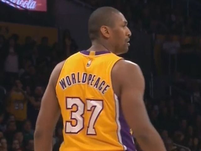 Metta World Peace ejected vs. Grizzlies after arguing call