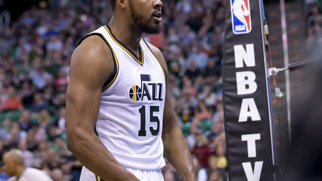VIDEO: Jazz beat Rockets on controversial Derrick Favors dunk