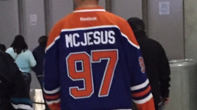 Oilers fan wears 'McJesus' jersey, McDavid unfazed by pressure