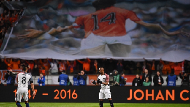 VIDEO: Netherlands-France halts in 14th minute to honour Cruyff