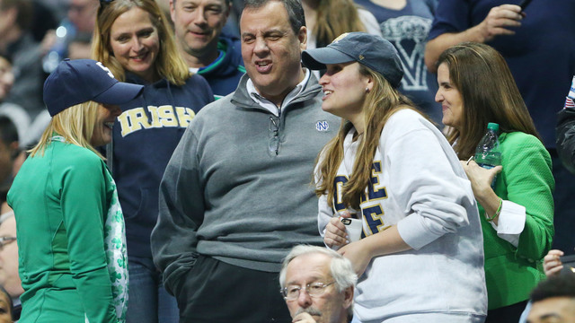 PHOTO: Notre Dame fan Chris Christie unveils unorthodox M&M's strategy