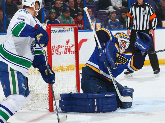 Elliott's 3rd straight shutout sends Blues to playoffs