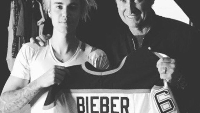 Bieber dons Oilers jersey given to him by Gretzky