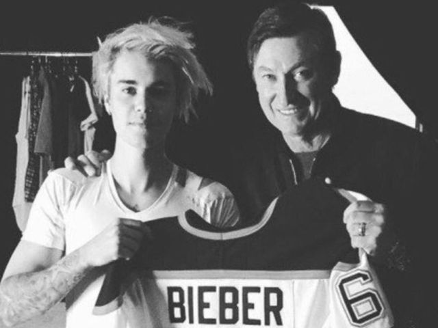 Bieber dons Oilers jersey given to him by Gretzky