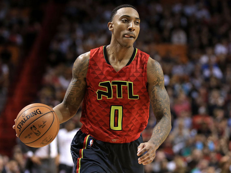 Watch: Jeff Teague fakes out Avery Bradley with spin move | theScore.com