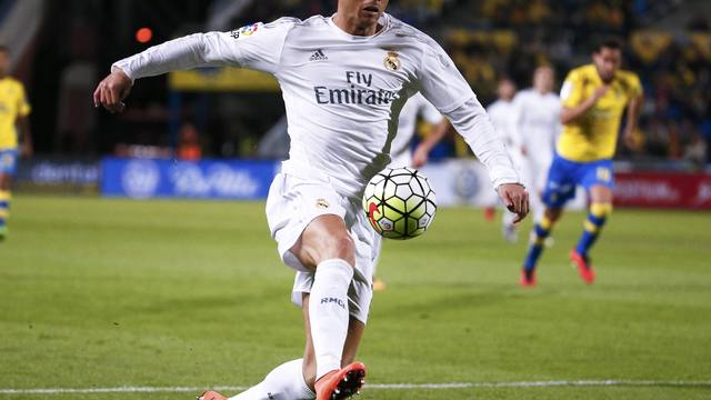 VIDEO: Cristiano Ronaldo shows off keepy-uppy skills with tennis ball