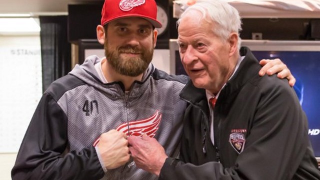 Red Wings help Gordie Howe celebrate 88th birthday