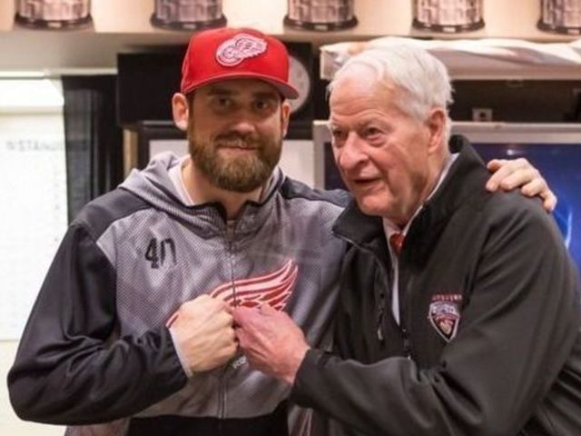 Red Wings help Gordie Howe celebrate 88th birthday