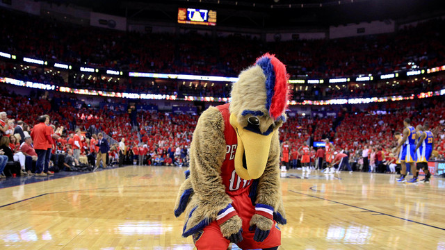VIDEO: Robin Lopez adds another mascot to the hit list
