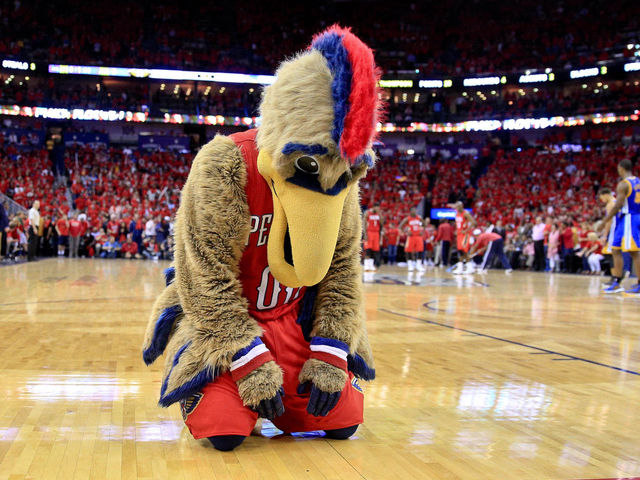 VIDEO: Robin Lopez adds another mascot to the hit list