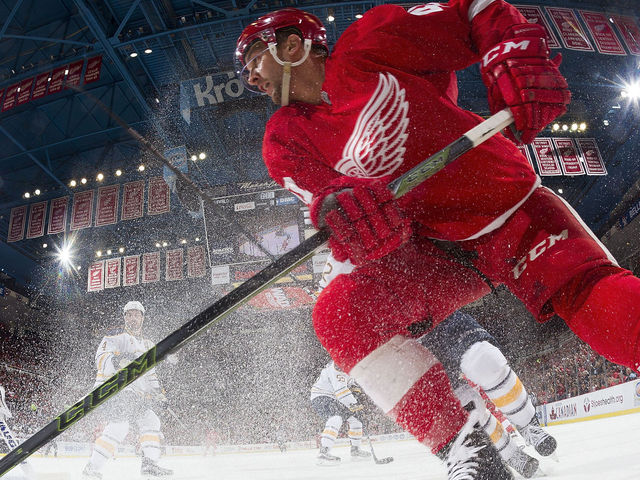 Red Wings hang on to beat Sabres, keep pace in East