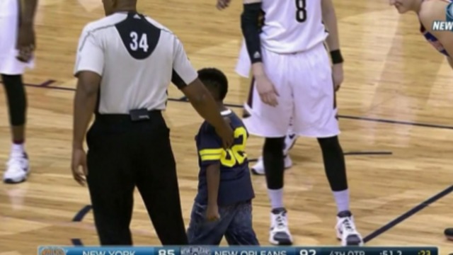 VIDEO: Young fan runs onto court to hug Carmelo Anthony