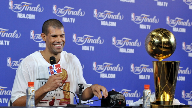 Shane Battier gets championship ring sized for his middle finger