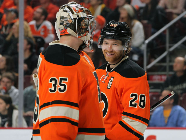 Giroux jokingly attributes Flyers' success to reporter's injury